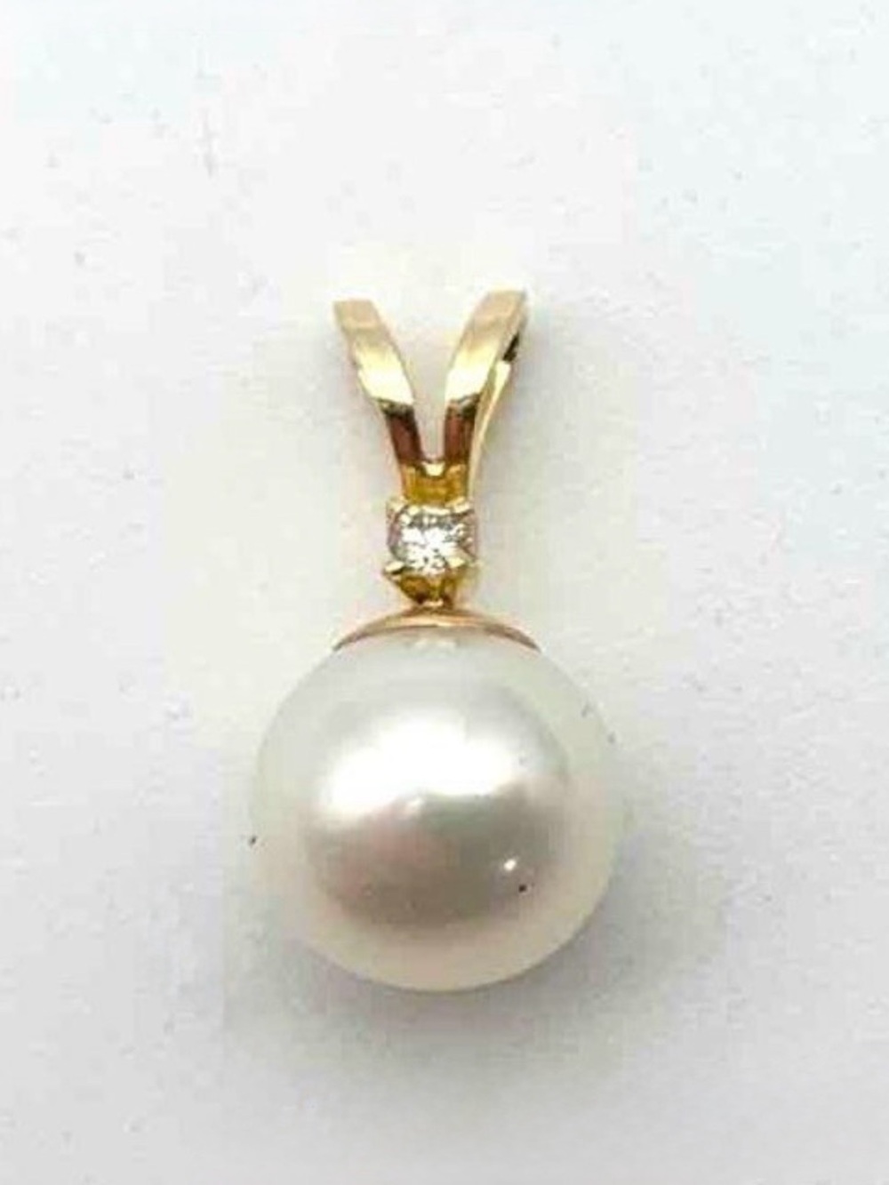 14K Yellow Gold White
Sapphire & Pearl Delicate
Dangle Pendant 0.69g